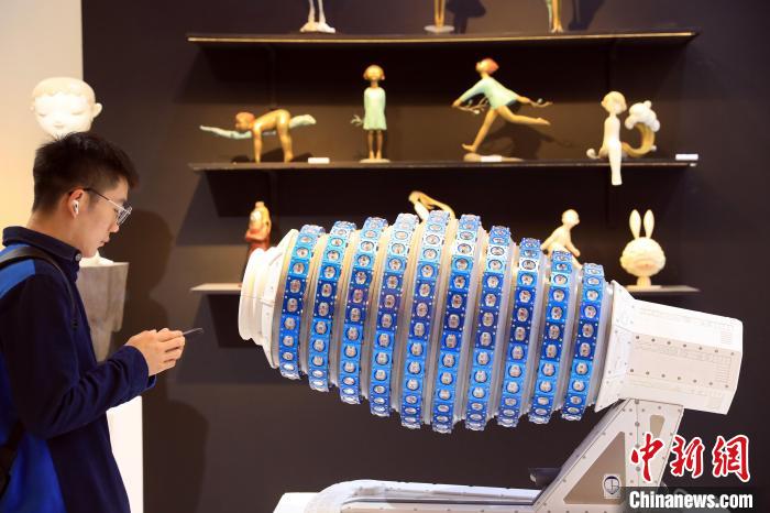 設計作品“行星轉子”吸引參觀者。　湯彥俊 攝