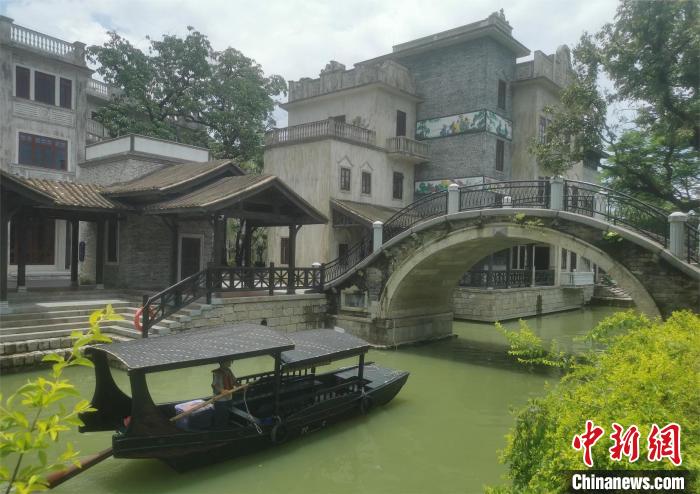 一艘船行駛在赤坎古鎮內的小河上 程景偉 攝