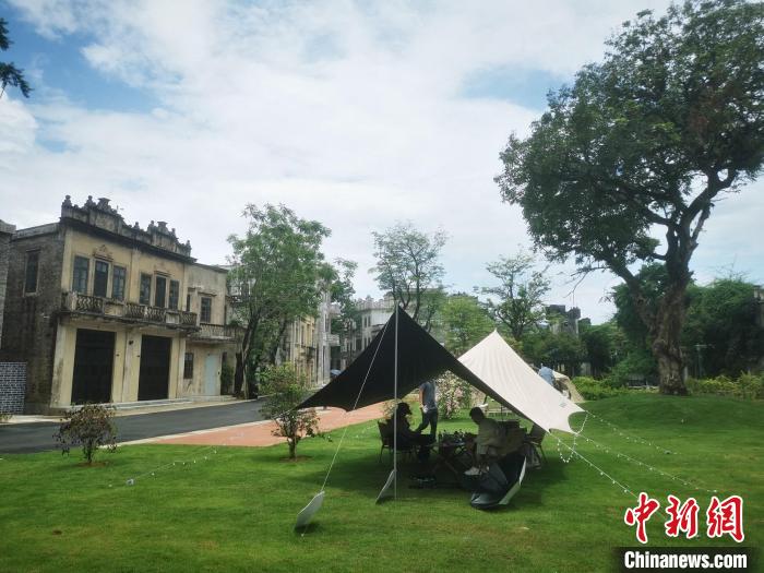 遊客在赤坎古鎮的草地開展露營活動 程景偉 攝