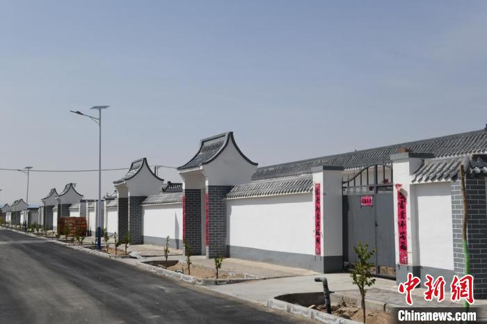 圖為蘇武鎮三合村統一修建的街門樓。(資料圖) 戴文昌 攝