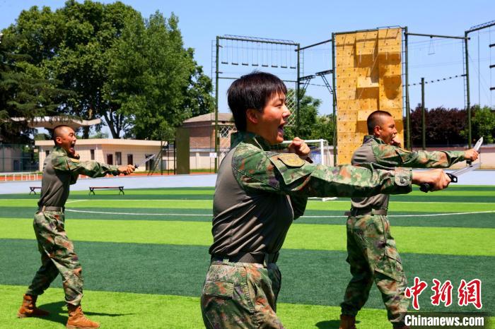 图为女新兵身穿蛙服操练匕首操。　华蕊 摄