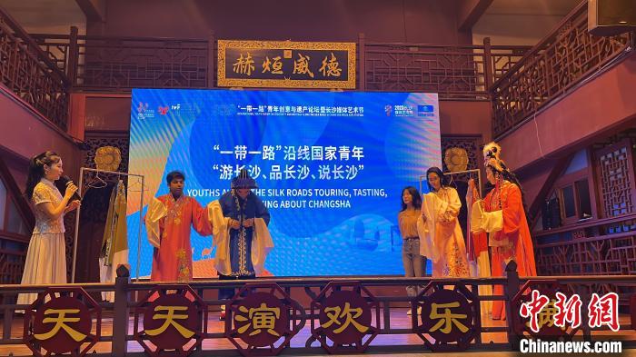 留学生(左二和右二)观赏并学习中国传统戏剧花鼓戏。　张雪盈 摄