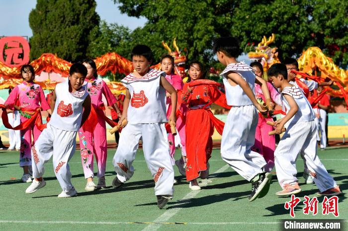 青島閆家山地秧歌是當地村民為慶祝豐收自創的一種舞蹈形式。　王海濱 攝