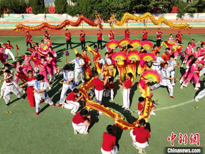 學生與當地閆家山地秧歌藝術團共同進行排練。(無人機照片) 王海濱 攝