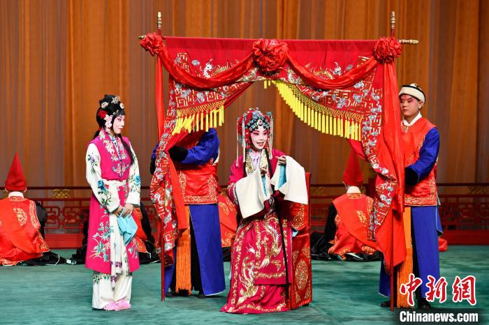 劇中，王春妹飾演薛湘靈，劉泳渤飾演梅香。　福建京劇院供圖