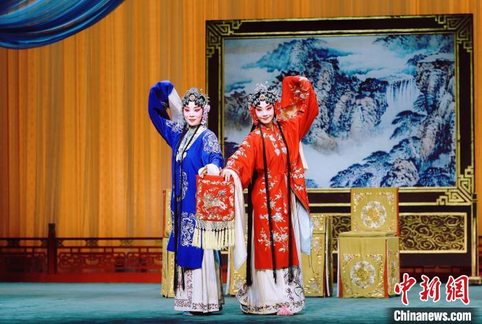 劇中，王春妹飾演薛湘靈，王睿飾演趙守貞。　福建京劇院供圖