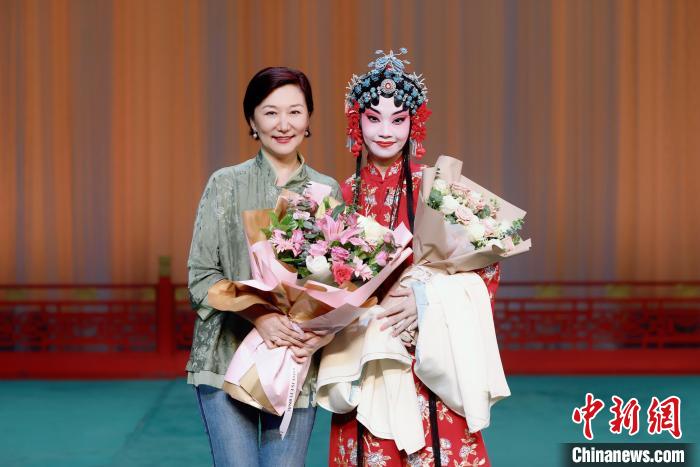 青年演員王春妹與師傅孫勁梅合影。　福建京劇院供圖