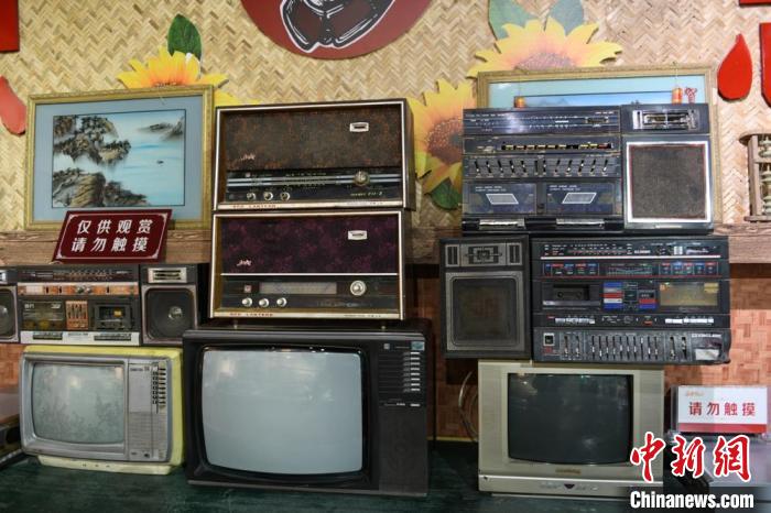 圖為鄉村記憶博物館的“老物件”雙卡錄音機、彩色電視機。(資料圖) 戴文昌 攝