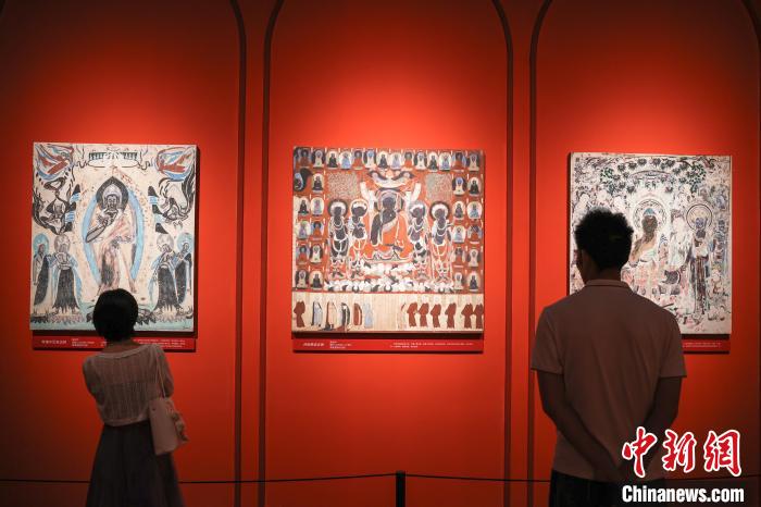 圖為市民在展廳內觀展。　劉力鑫 攝