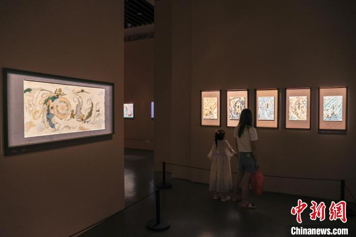 圖為家長帶著孩子在展廳內參觀。　劉力鑫 攝