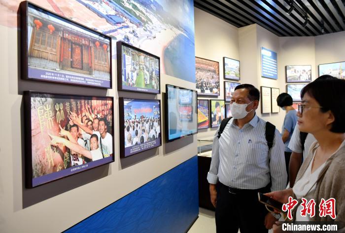 台灣專家學者正在參觀展覽。　呂明 攝