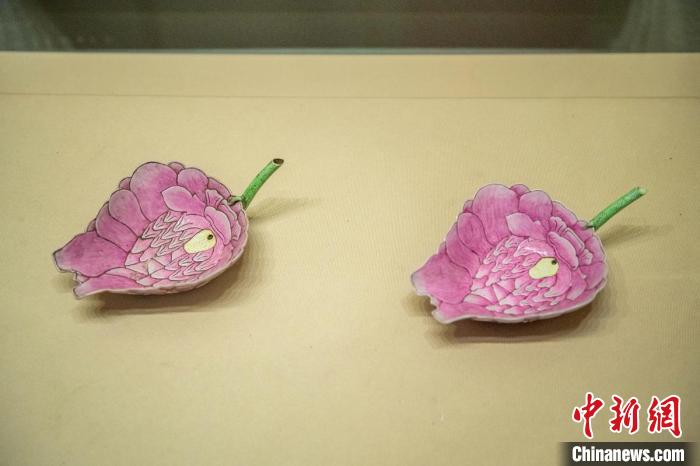 現場展出的粉彩蓮花吸杯(清) 劉忠俊 攝