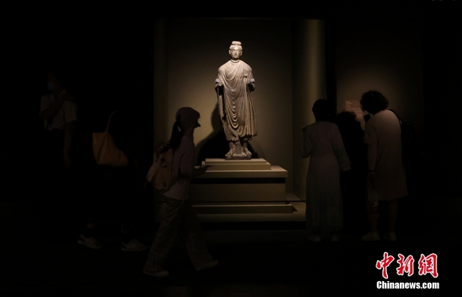 觀眾在北京故宮參觀“譬若香山：犍陀羅藝術展”