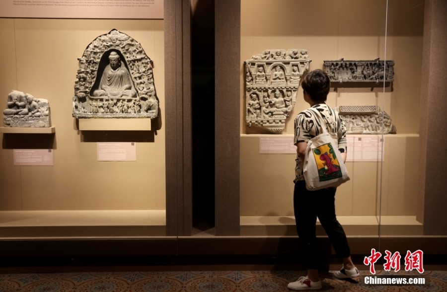 观众在北京故宫参观“譬若香山：犍陀罗艺术展”