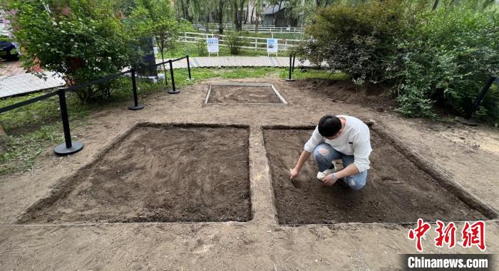 现场搭建了考古发掘现场模拟展示平台，市民可以体验考古。　吕盛楠 摄