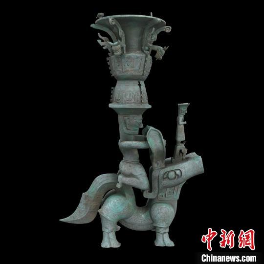 铜兽驮跪坐人顶尊铜像。　四川省文物考古研究院供图