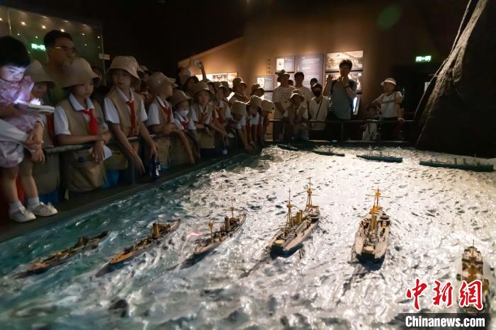 图为参会学生在海洋博物馆活动现场参与一堂“水下考古”课。　王在御 摄