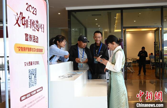 图为在西藏博物馆，工作人员向市民介绍宣传了解西藏文化的线上平台。　赵朗 摄