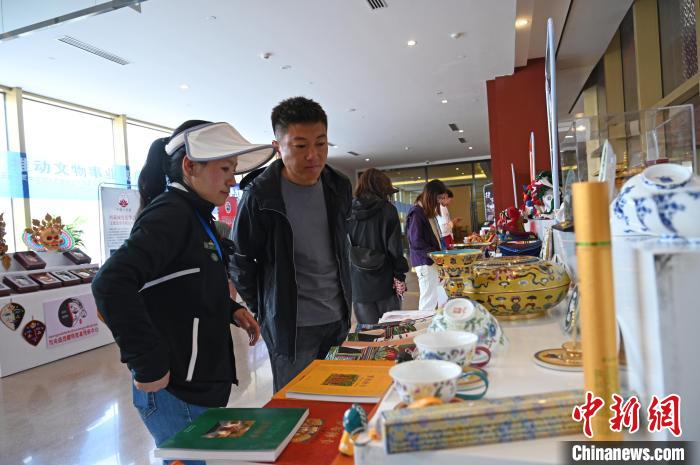 图为在西藏博物馆，市民参观文创产品。　赵朗 摄