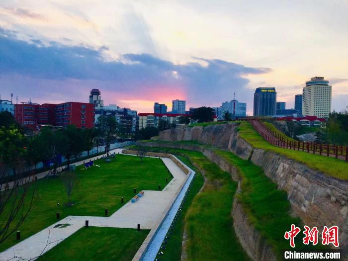 图为郑州商城国家考古遗址公园的城墙遗址。　河南省文物局供图