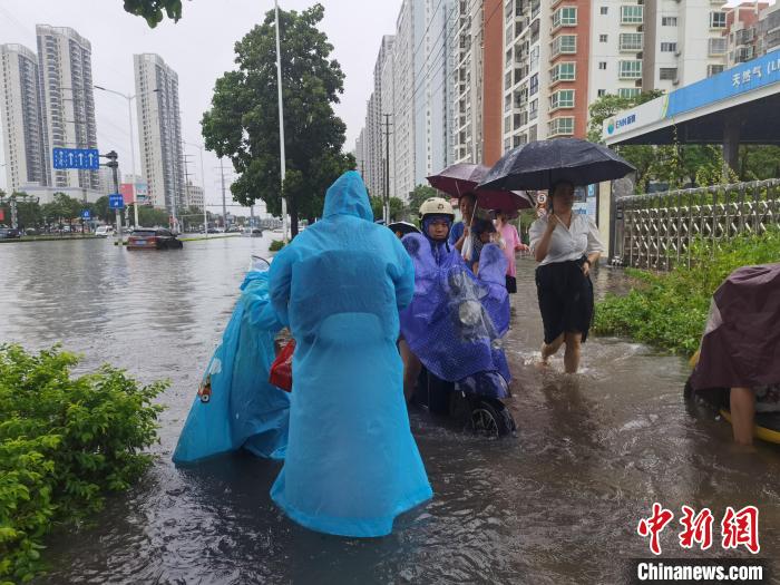 6月8日，强降雨过后，北海市民涉水出行。　翟李强 摄