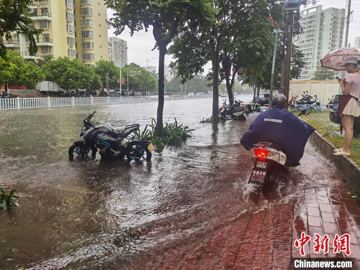 6月8日，北海市街道被积水淹没。　翟李强 摄