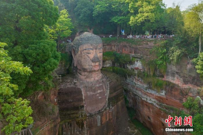 远眺乐山大佛，旁边佛头观景平台挤满了游客。刘忠俊 摄