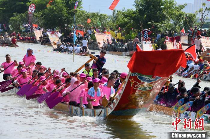 民众热衷参与“爬龙船”竞渡民俗活动。　王东明 摄