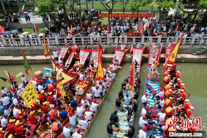龙舟传统祭江仪式，吸引许多当地民众前来观看。　王东明 摄