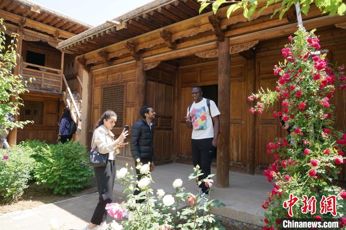 图为外国记者团在撒拉尔故里民俗文化园参观撒拉族传统建筑、庭院。　马铭言 摄