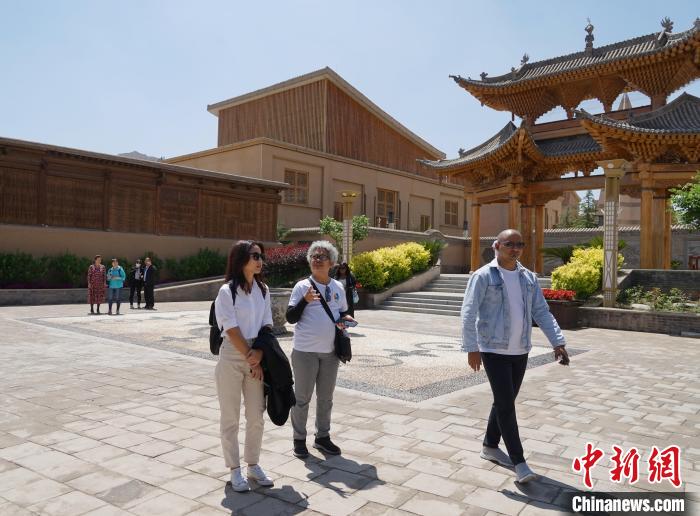 图为外国记者团在撒拉尔故里民俗文化园参观撒拉族传统建筑、庭院。　马铭言 摄