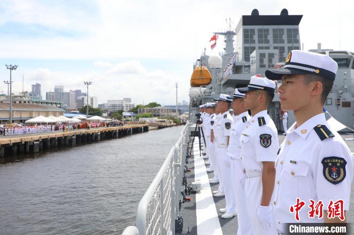 中国海军戚继光舰抵达菲律宾妨碍友好碰头