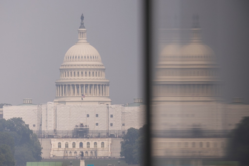 这是6月7日在美国首都华盛顿拍摄的烟尘笼罩的国会大厦。（图源：新华网）