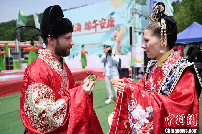 外国友人在长春体验中国传统文化迎端午