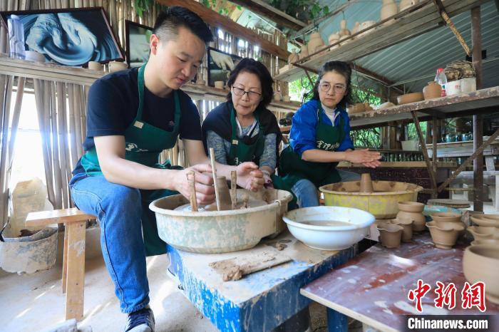 海外华媒代表在会理绿陶文化产业园工坊体验制作。　王磊 摄