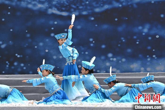 九寨沟首届国际生态旅游季开幕活动现场。　安源 摄