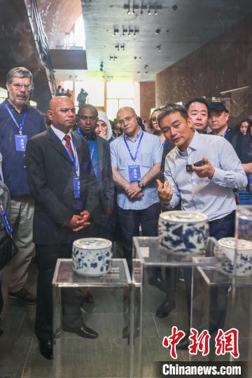 图为外国驻华使节在景德镇御窑博物馆内参观。　刘力鑫 摄