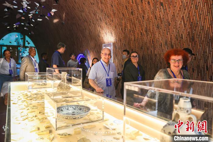 图为外国驻华使节在景德镇御窑博物馆内参观。　刘力鑫 摄