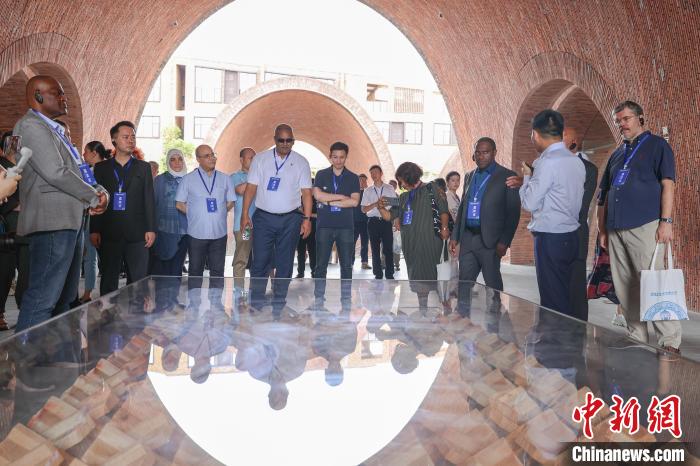 图为外国驻华使节在景德镇御窑博物馆内参观。　刘力鑫 摄