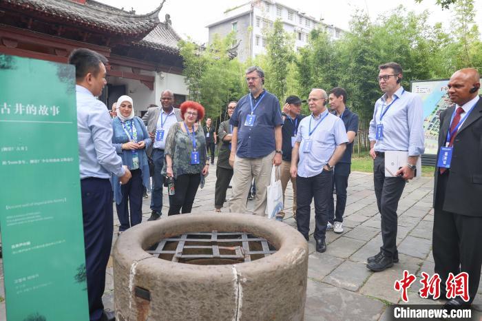 图为外国驻华使节在聆听讲解。　刘力鑫 摄