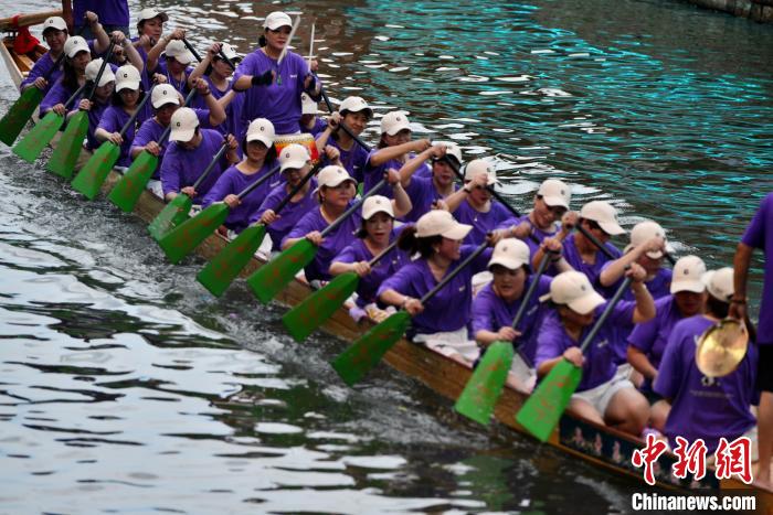 图为6月17日晚，女子龙舟队在福建长乐江田镇三溪村的溪中竞渡。　张斌 摄
