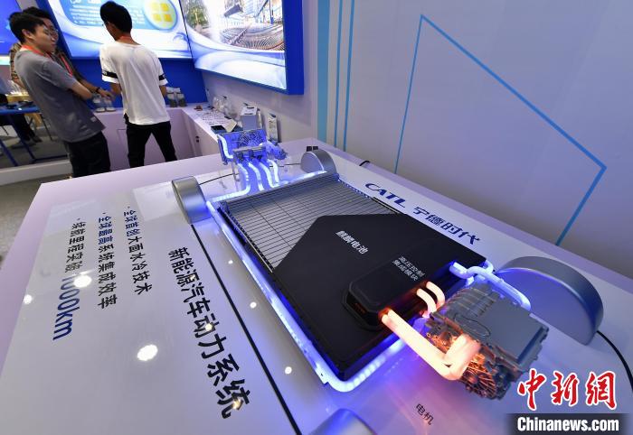 图为全球首创大面水冷技术，续航里程突破1000km的新能源汽车动车系统模型亮相展会。　张斌 摄