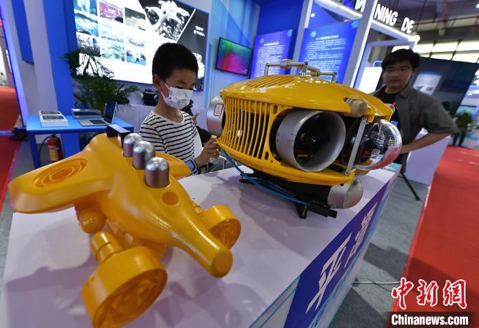 图为展馆内水下机器人设备吸引参观者。　张斌 摄
