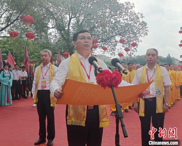 漳州市市长王进足在祭祀大典中恭读祝文。　廖珍妹 摄