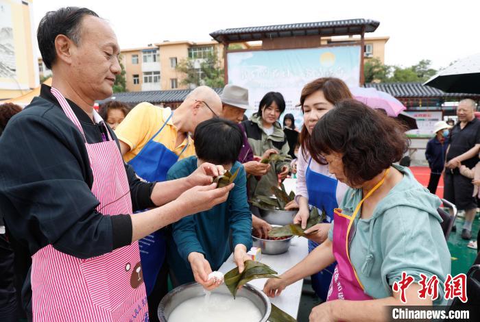 包粽子。　杨迪 摄