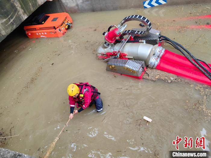 图为消防员在进行抽水作业。　贵阳市消防救援支队供图