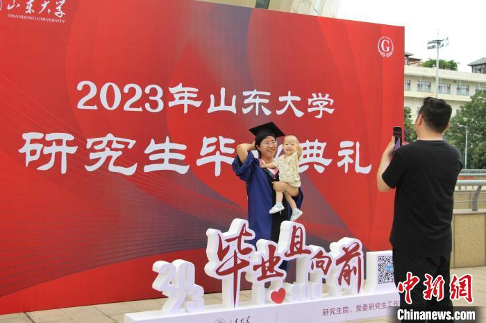 毕业生在校园内与家人合影。　赵晓 摄