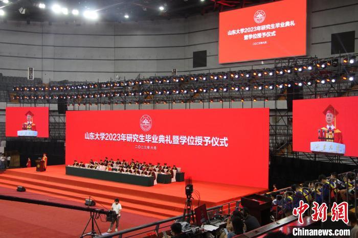 山东大学校长、中国工程院院士李术才在典礼上讲话。　赵晓 摄