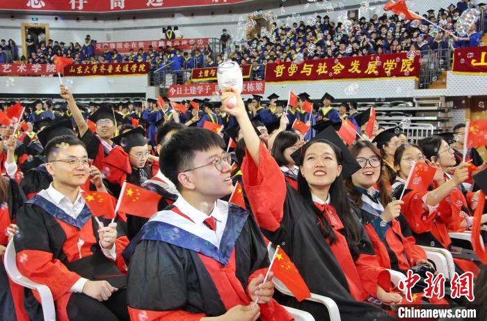 毕业生在现场庆祝毕业。　赵晓 摄