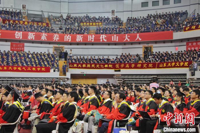 毕业典礼现场。　赵晓 摄